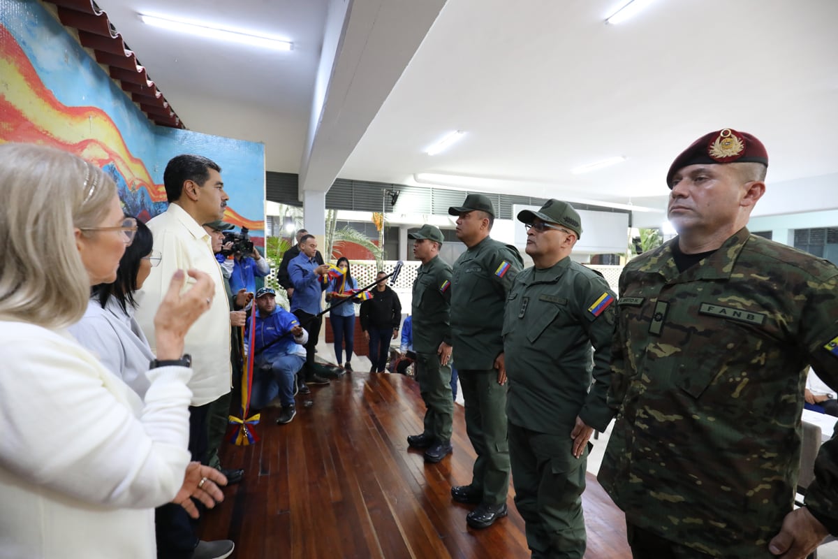 Nicolás Maduro condecora a militares sancionados por Estados Unidos