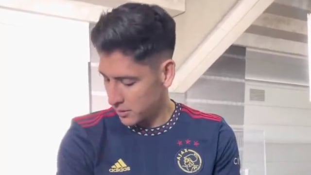 Edson Álvarez presentó la nueva playera del AFC Ajax.