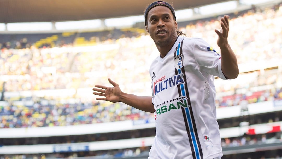 Ronaldinho marcó un doblete en el Estadio Azteca