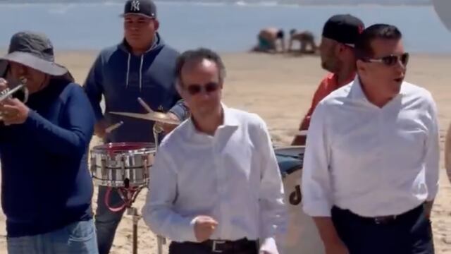 Jon Benjamin, embajador de Reino Unido, bailó banda en Mazatlán