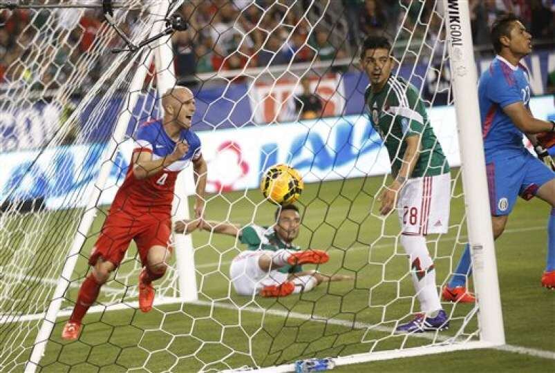 Michael Bradley festeja un gol contra México