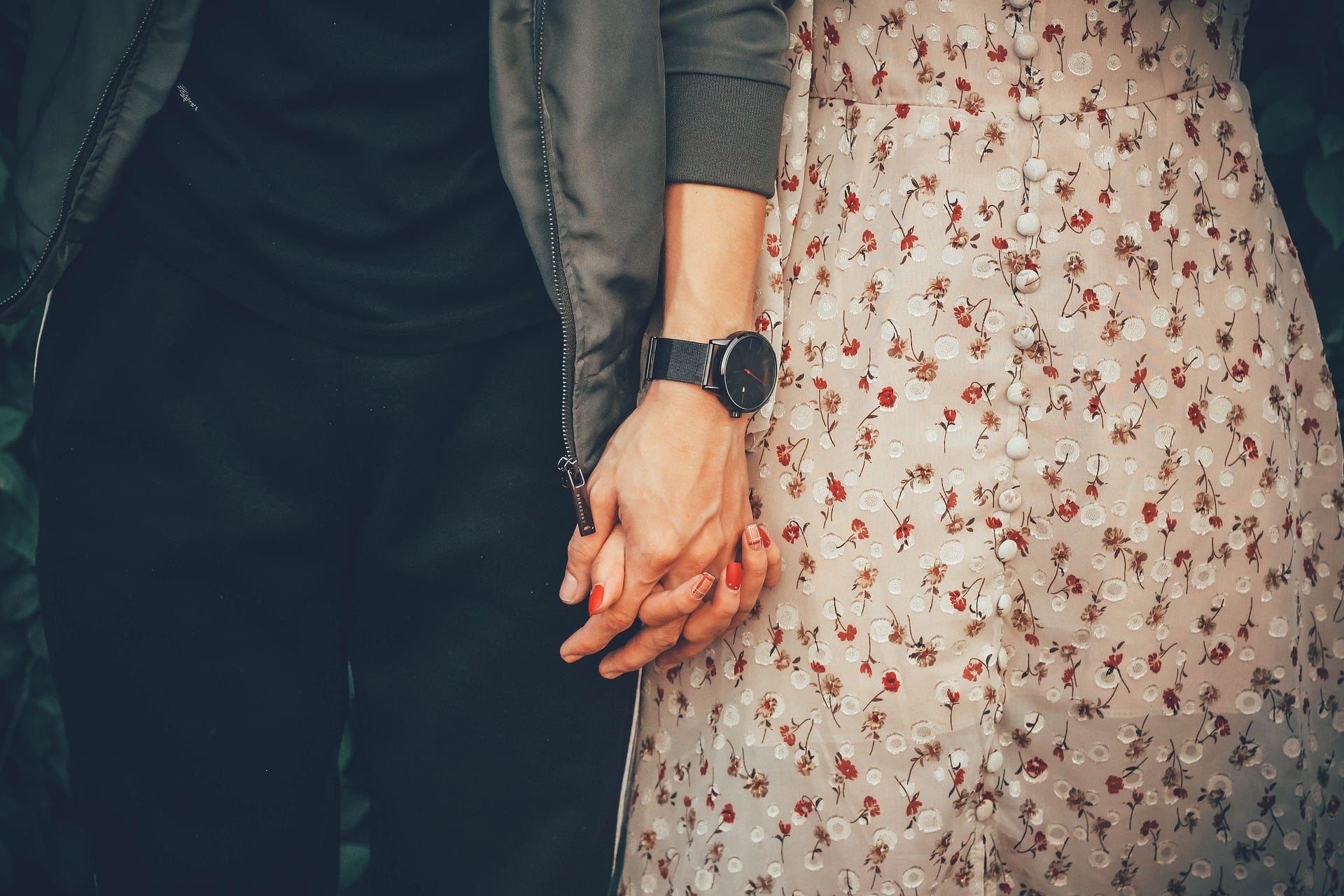 Pareja tomada de la mano