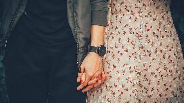 Pareja tomada de la mano