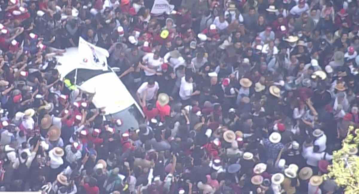 Acerca auto de AMLO para intentar trasladarlo al Zócalo