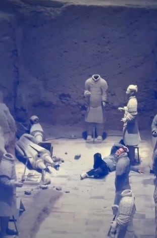 China: Turista salta a foso y destruye dos estatuas del Ejército de Terracota