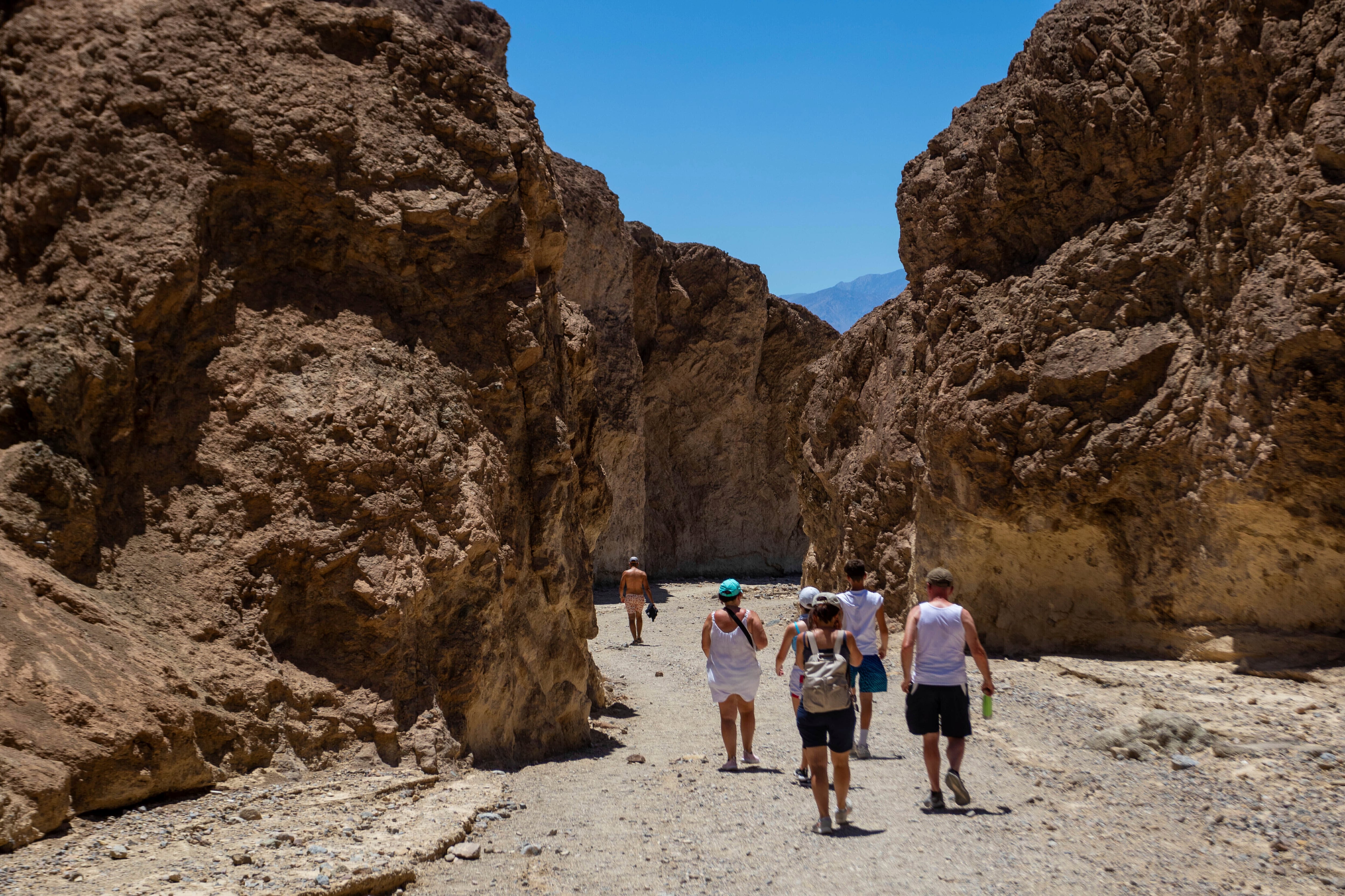 Valle de la Muerte atrae a miles de turistas que quieren vivir el calor extremo en el lugar más caliente de la Tierra