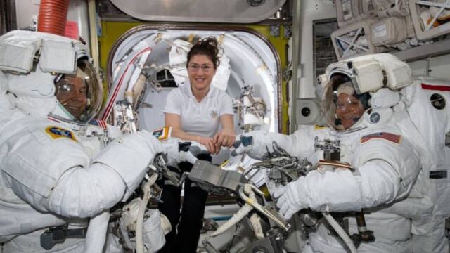 Anne McClain, Christina Hammock Koch y Nick Hague