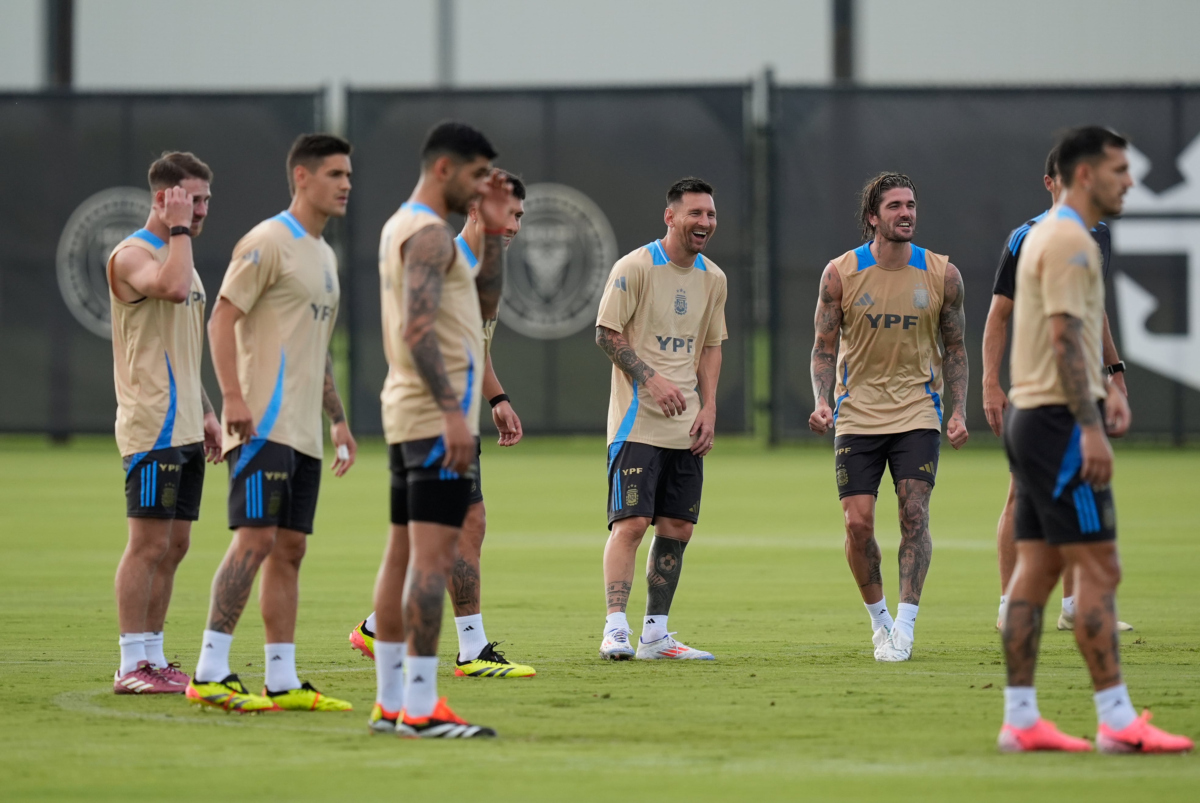 Lionel Messi y Rodrigo De Paul con Argentina.