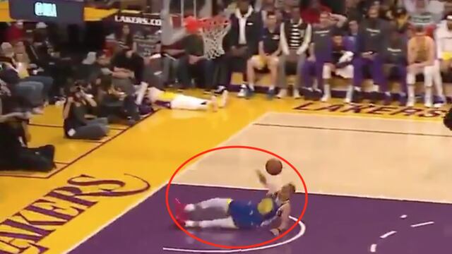 Curry sufrió un duro resbalón