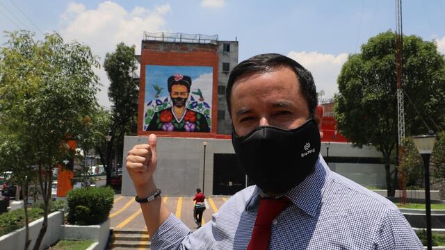 Víctor Hugo Romo y el mural de Frida.