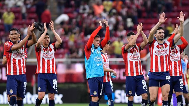 Jugadores de Chivas agradecen a la afición tras el Clásico Nacional.