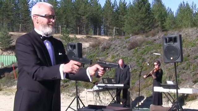 Toca a Beethoven  con pistolas.