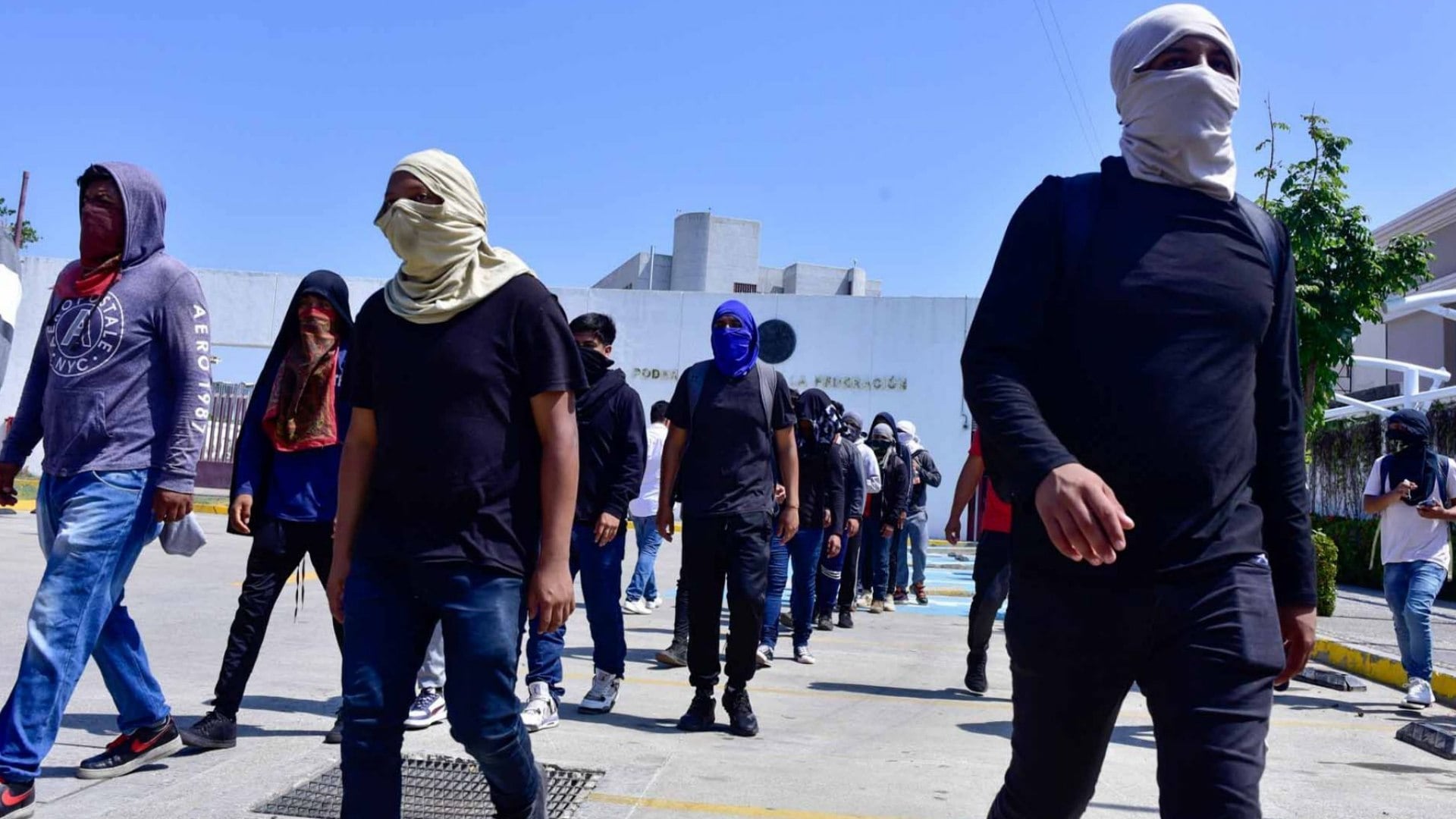 Yanqui Khotan: Normalistas de Ayotzinapa protestan en el Congreso de Guerrero; exigen renuncia de la fiscal