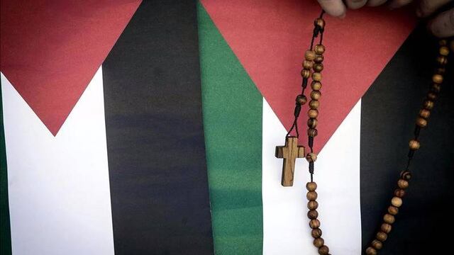 Un feligrés palestino sujeta un rosario durante una ceremonia en el Vaticano.