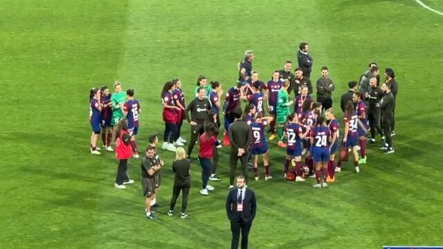 Barcelona Femenil colocándose sus medallas