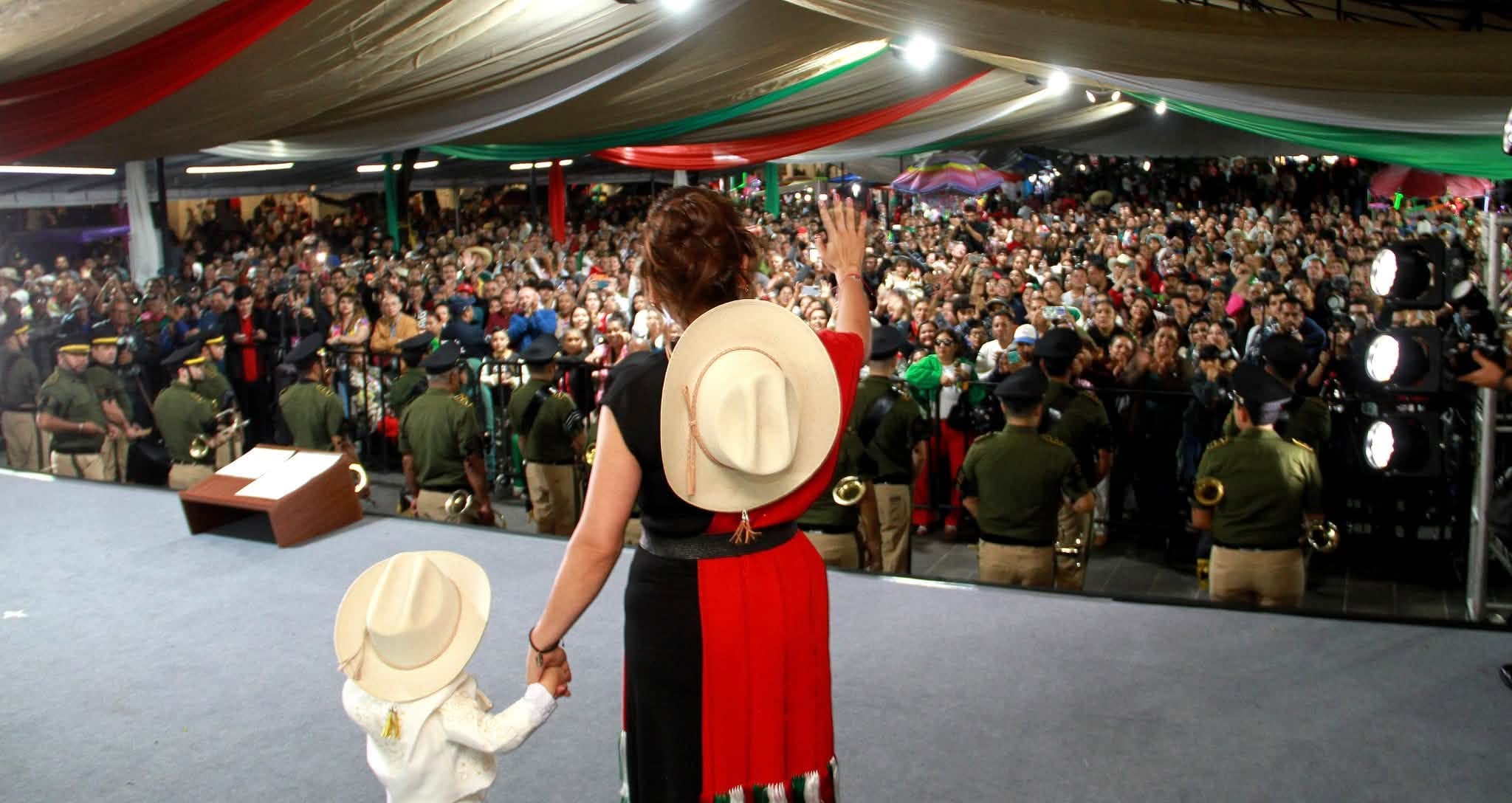 “¡Viva la memoria de Carlos Manzo!“: Grecia Quiroz durante el Grito en Uruapan en 2025