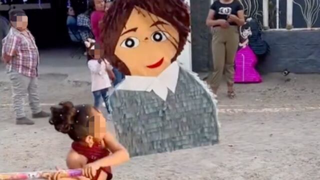 Niña golpea piñata de Yolanda Saldívar