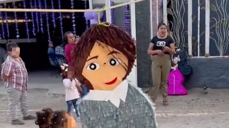 ¿Selena Quintanilla y Yolanda Saldívar? Niña la venga a palazos en fiesta temática con piñata (VIDEO)