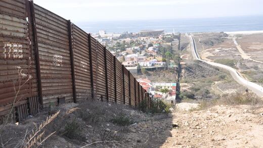 Estados Unidos planea reanudar construcción del muro fronterizo con México