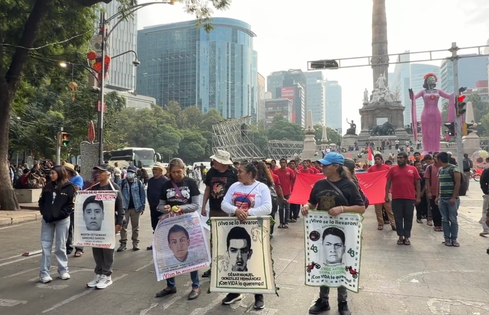 Familiares de los 43 de Ayotzinapa marchan desde el Ángel de la Independencia
