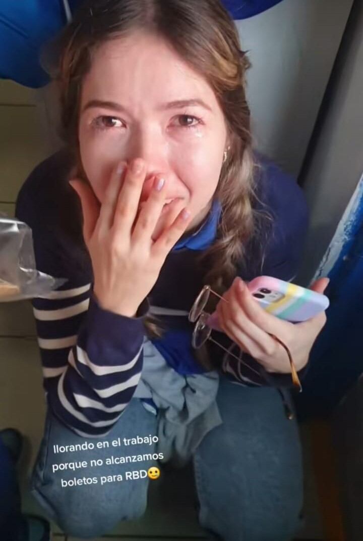 Maestra llorando por no conseguir boletos para RBD