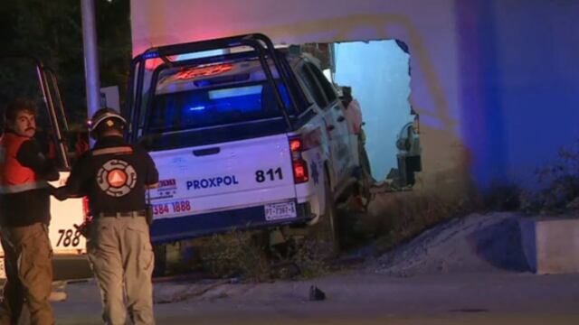 Policía choca contra casa