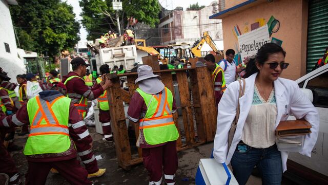 Trabajadores y vecinos se coordinan para atender los daños que causaron las lluvias en Magdalena Contreras.