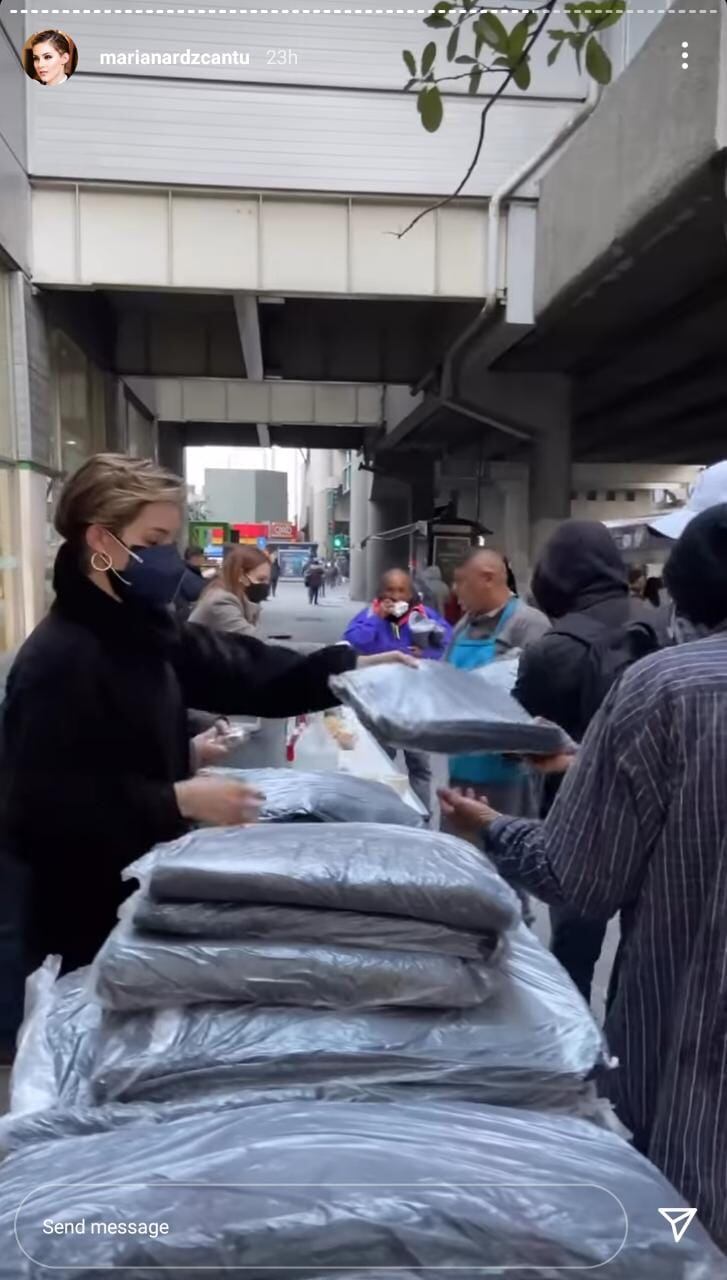 Mariana entregando cobijas