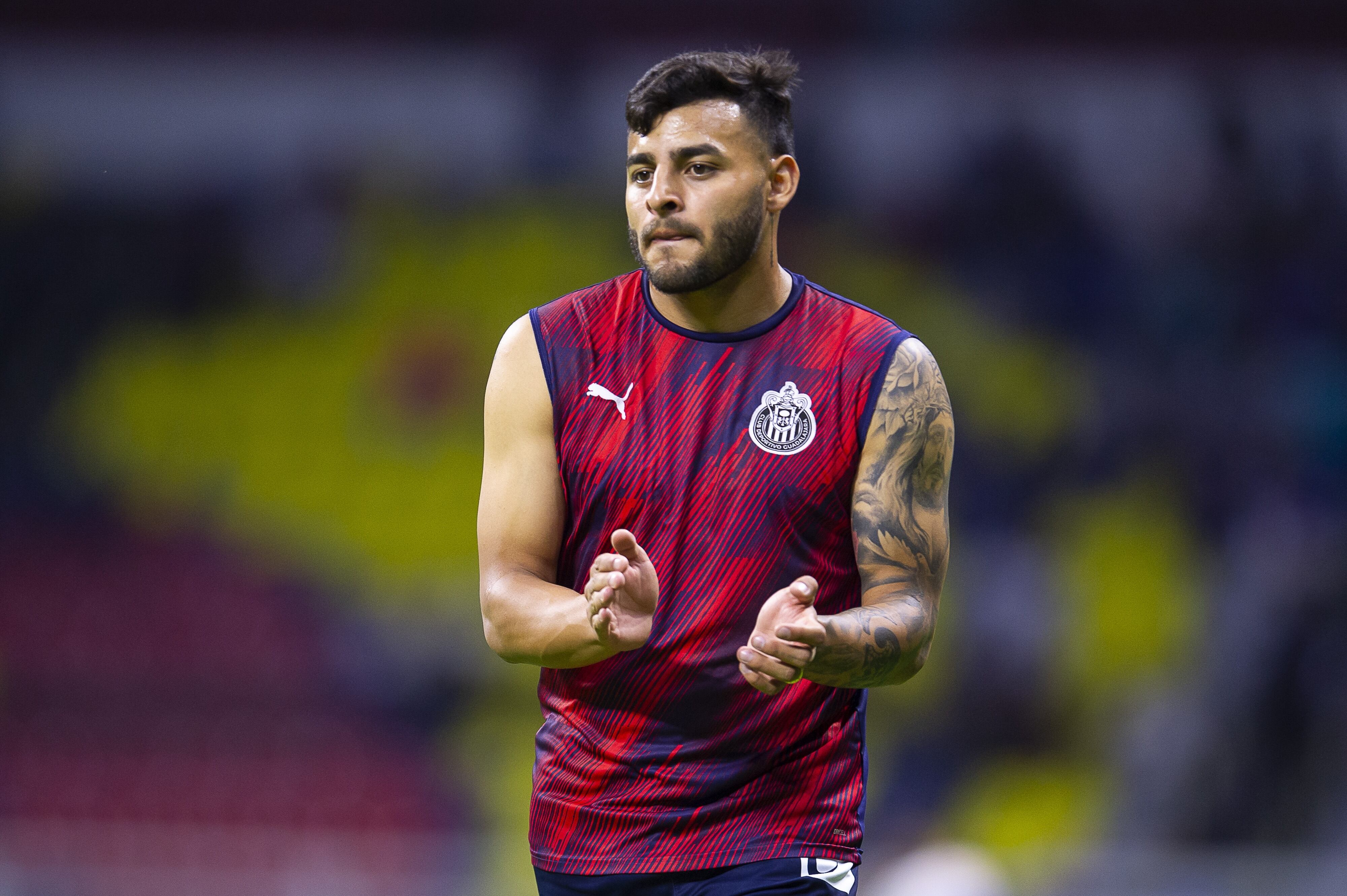 Alexis Vega en un calentamiento en el Estadio Azteca