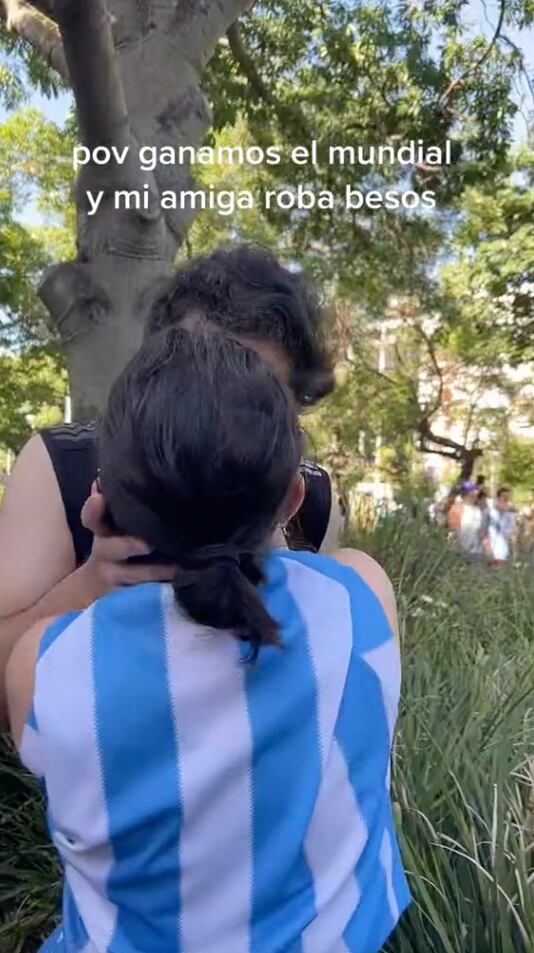 Se besa a los más guapos porque Argentina es campeón