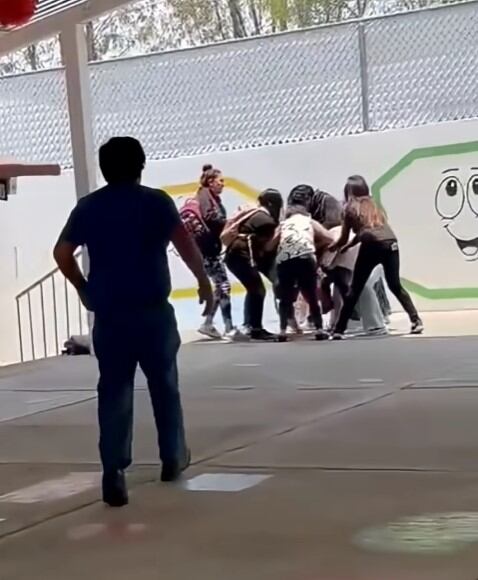 Pleito entre una mamá y una maestra en el jardín de niños “Enrique Laubscher” de Hidalgo