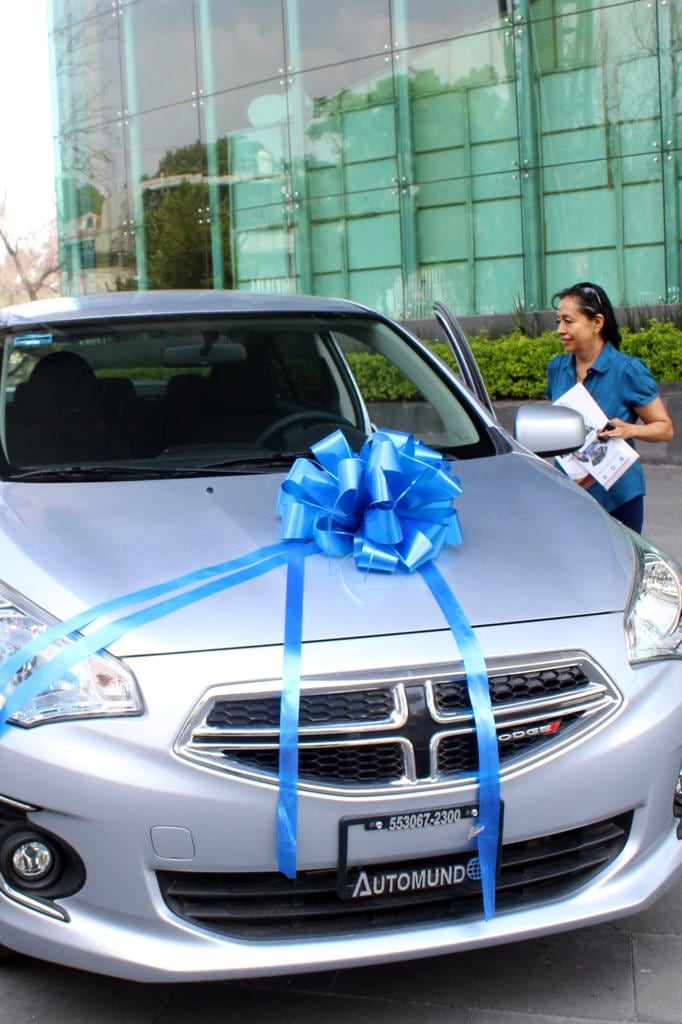 Xóchitl Flores Jiménez entrega auto a ganadora de rifa