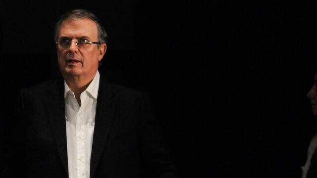 Ebrard llega a la conferencia donde anunció que luego de impugnar la encuesta de Morena, esperará que el partido reponga el ejercicio y en caso de negarse, creará un nuevo movimiento