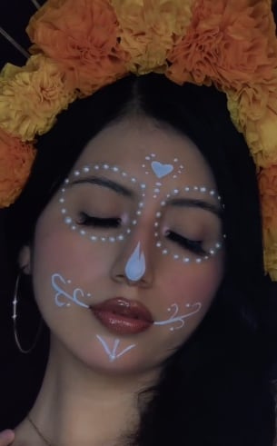 Maquillaje de catrina con decoraciones para Día de Muertos