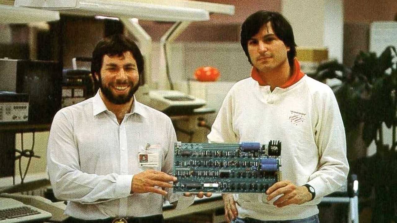 Steve Wozniak y Steve Jobs con un Apple I.