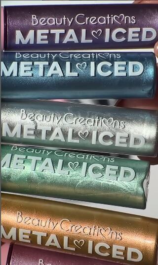 Metal Iced, delineador que explota de Beauty Creations.