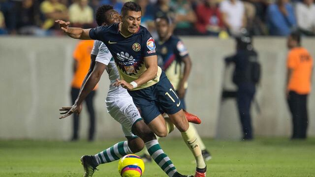 Henry Martín pelea la bola.