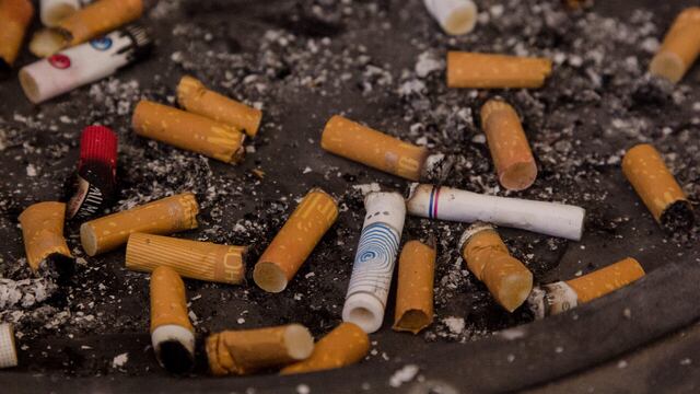 Colillas de cigarro.