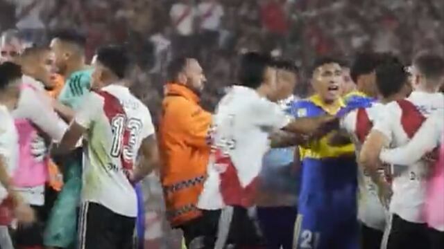 Jugadores de River y Boca protagonizaron una brutal campal en los minutos finales del Superclásico.