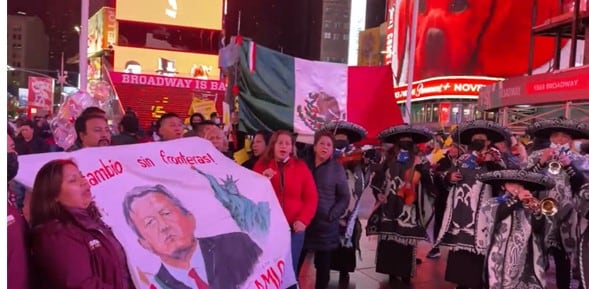 Mexicanos esperan a AMLO en Nueva York