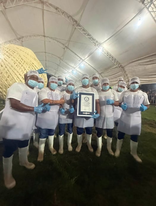 Elaboran la bola de quesillo más grande del mundo