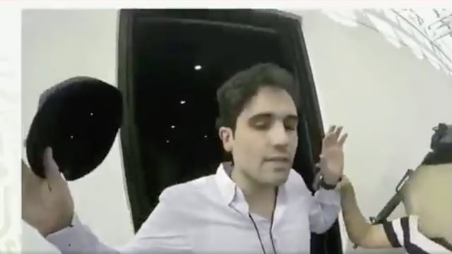 Ovidio Guzmán en el momento en que se entrega a autoridades federales.
