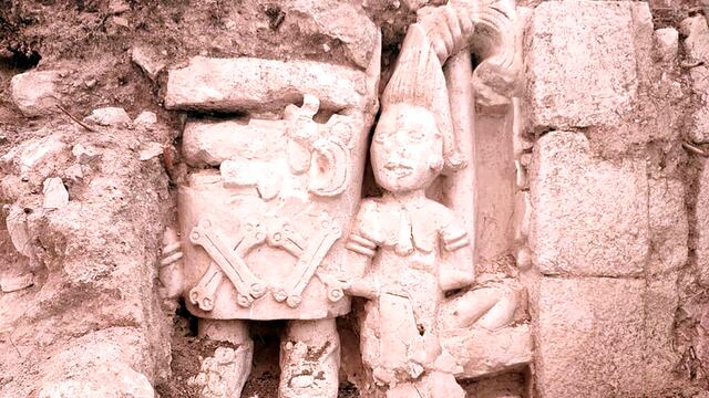 Relieve maya de una mujer sometiendo a un hombre