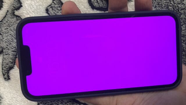 iPhone 13 con pantalla rosa