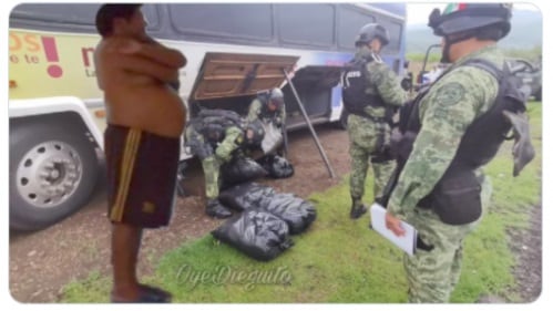 Memes sobre camión con logos de Morena