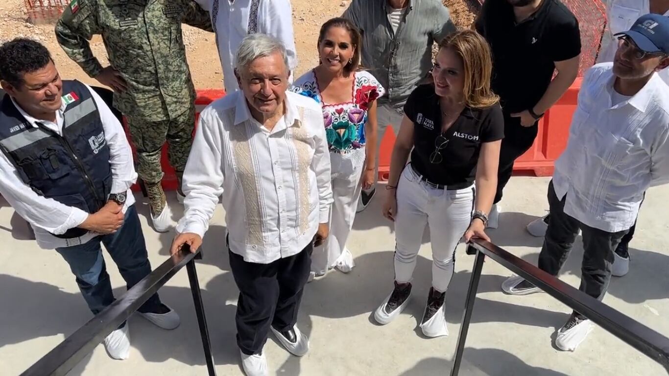 AMLO celebra la llegada del primer vagón del Tren Maya