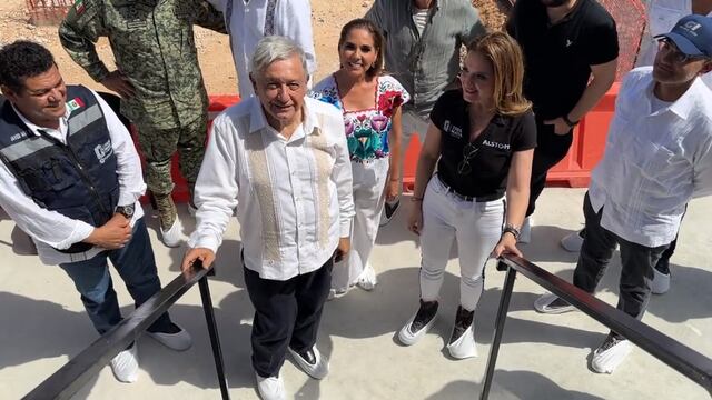AMLO celebra la llegada del primer vagón del Tren Maya