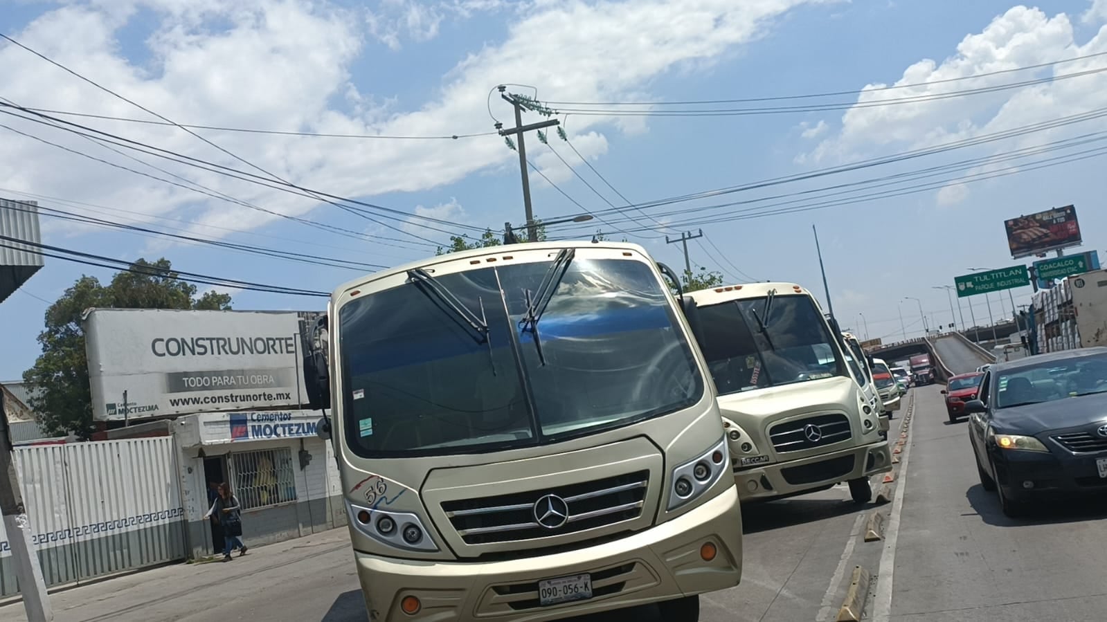 Transportistas bloquean Vía López Portillo
