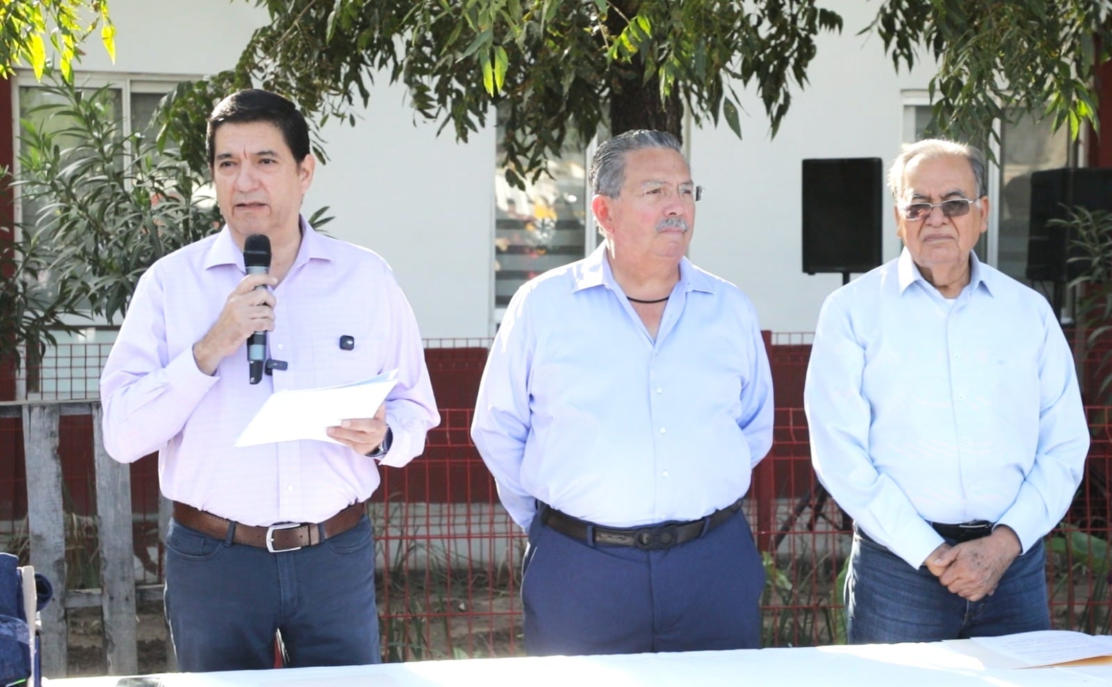 Escobedo entrega uniformes a cuadrillas de limpieza.