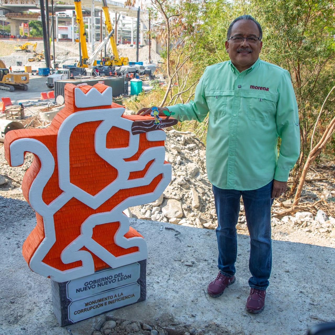 Andrés Mijes llama "Monumento a la Corrupción" a puentes del Río Santa Catarina.